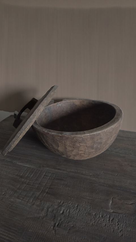 Oude ronde houten pot met deksel, detail 2