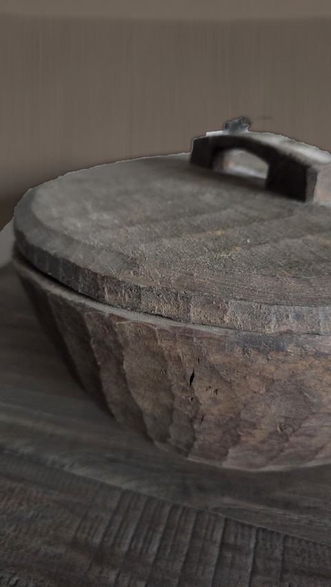 Oude ronde houten pot met deksel, detail 3