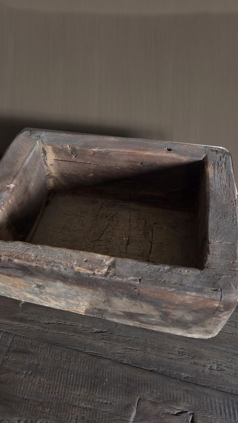 Oude rechthoekige houten trog, detail 2