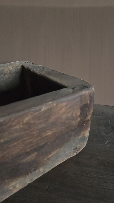 Oude rechthoekige houten trog, detail 3