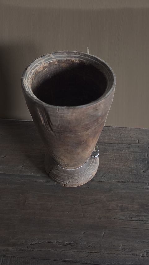 Oude hoge houten pot op voet, detail 2