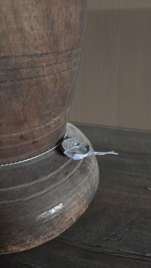 Oude hoge houten pot op voet, detail 3