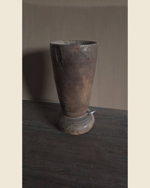 Oude hoge houten pot op voet, Hoffz, bij Mahieu&Merckx