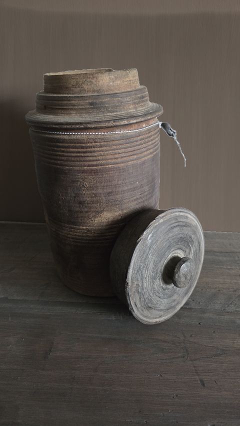 Oude Nepalese houten kruik met knopdeksel, detail 2
