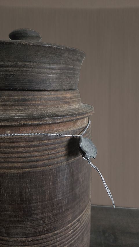 Oude Nepalese houten kruik met knopdeksel, detail 3