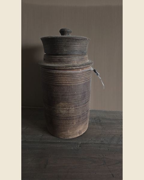 Oude Nepalese houten kruik met knopdeksel, Hoffz, bij Mahieu&Merckx