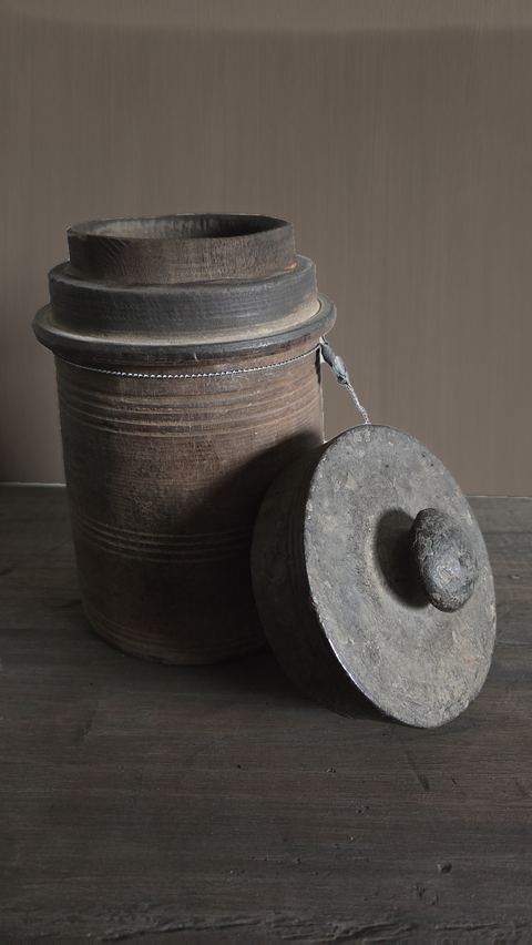 Oude Nepalese houten kruik met knopdeksel, detail 2
