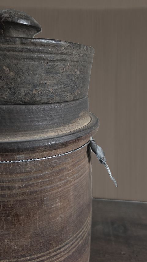 Oude Nepalese houten kruik met knopdeksel, detail 3
