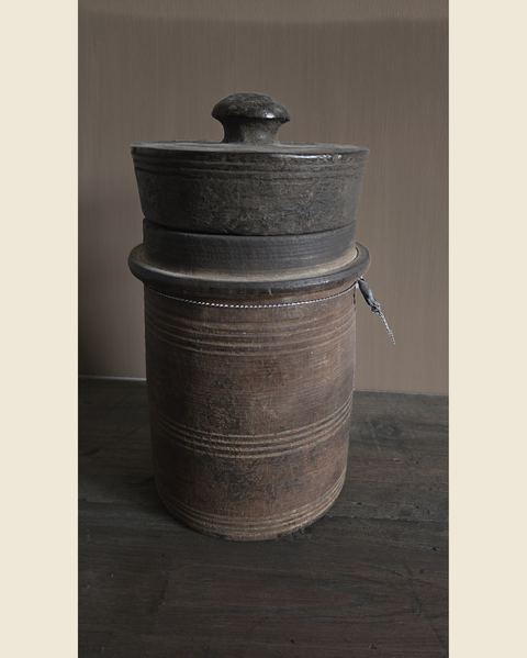 Oude Nepalese houten kruik met knopdeksel, Hoffz, bij Mahieu&Merckx