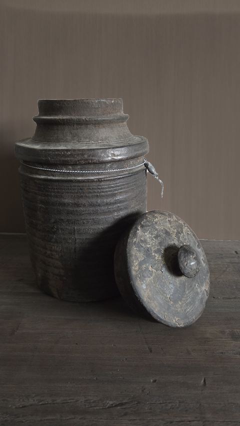 Oude geribbelde Nepalese houten kruik met deksel, detail 2