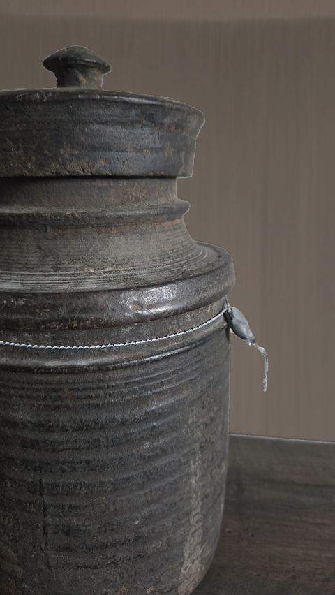 Oude geribbelde Nepalese houten kruik met deksel, detail 3