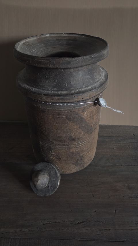 Oude Nepalese houten kruik met puntdeksel, detail 2