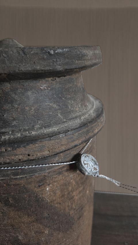 Oude Nepalese houten kruik met puntdeksel, detail 3