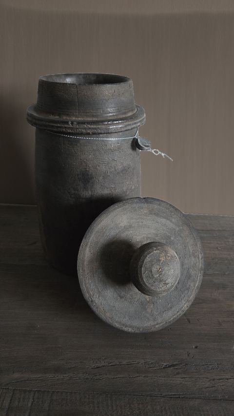 Oude slanke Nepalese houten kruik met knopdeksel, detail 2