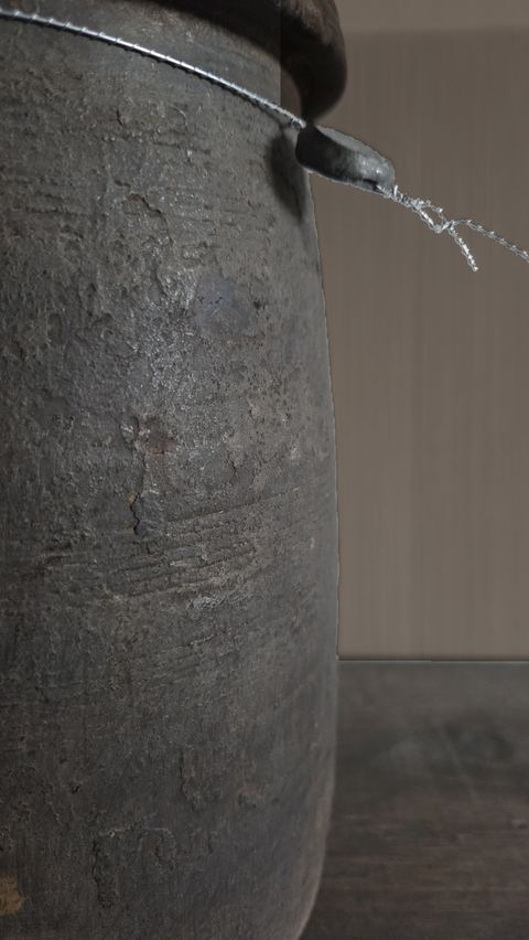 Oude slanke Nepalese houten kruik met knopdeksel, detail 3