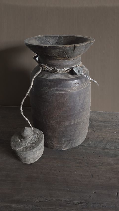 Oude bolvormige Nepalese houten kruik met deksel, detail 2