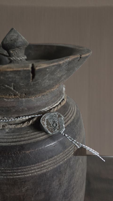 Oude bolvormige Nepalese houten kruik met deksel, detail 3