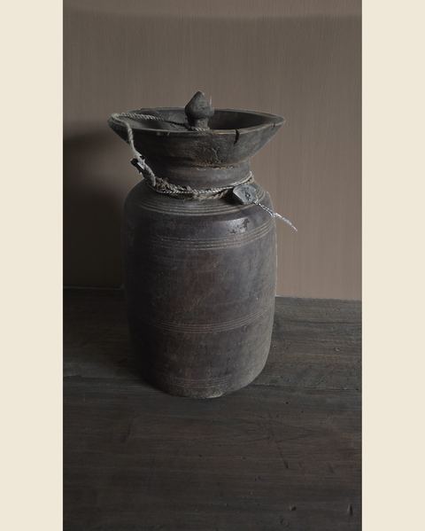 Oude bolvormige Nepalese houten kruik met deksel, Hoffz, bij Mahieu&Merckx