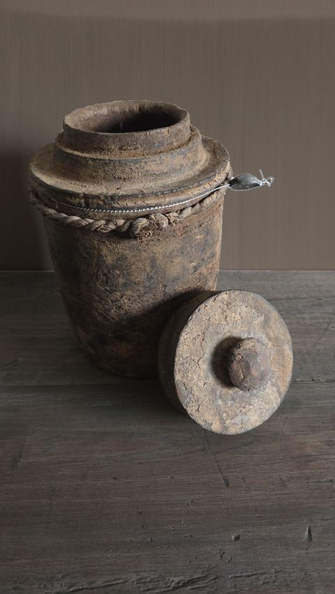 Oude compacte Nepalese houten kruik met touwdetail, detail 2