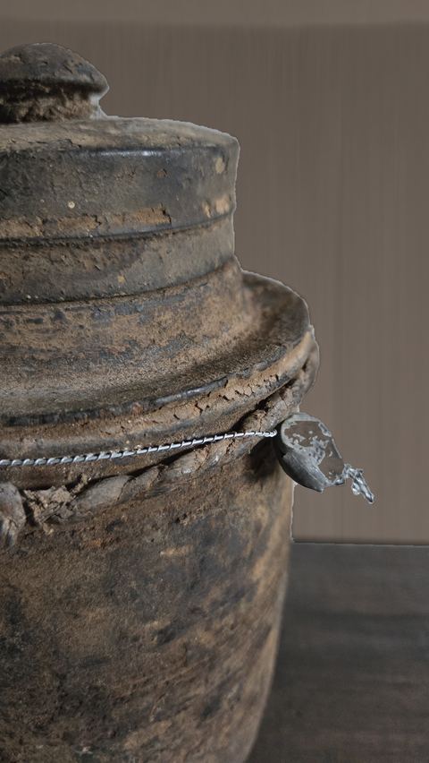 Oude compacte Nepalese houten kruik met touwdetail, detail 3