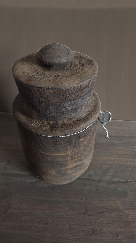 Oude cilindervormige Nepalese houten kruik met deksel, detail 3