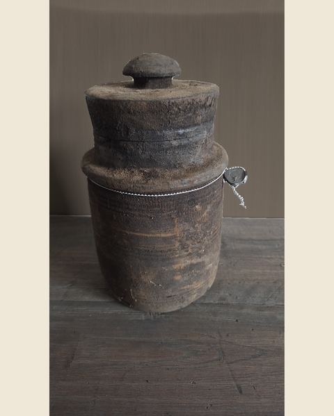 Oude cilindervormige Nepalese houten kruik met deksel, Hoffz, bij Mahieu&Merckx