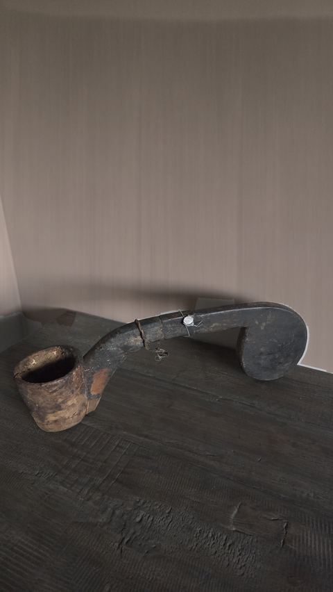 Oude houten vijzellepel met lang handvat, detail 2