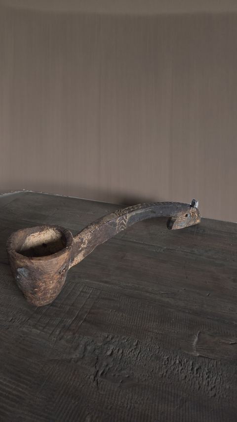 Oude houten scheplepel met snijwerk, detail 2