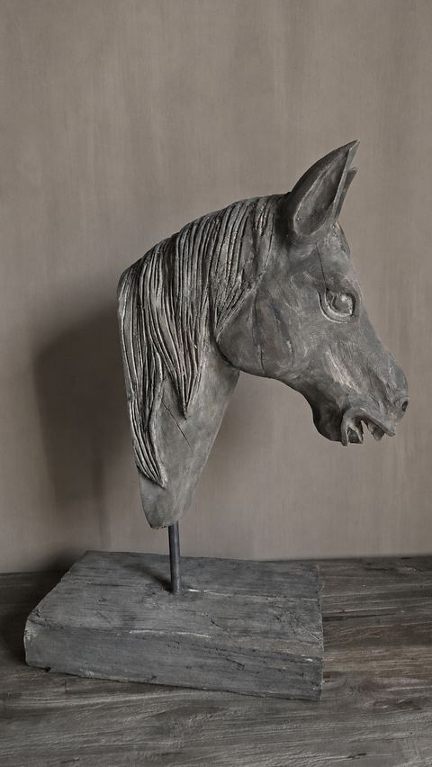 Houten paard vergrijsd hout op voet, detail 2
