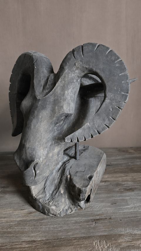 Houten ram kop vergrijsd hout op voet, detail 3