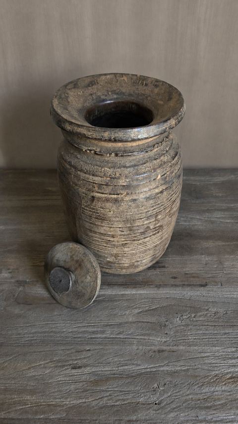 Authentieke houten pot met deksel, detail 2