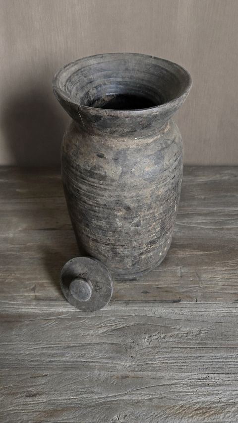 Authentieke houten pot met deksel, detail 3