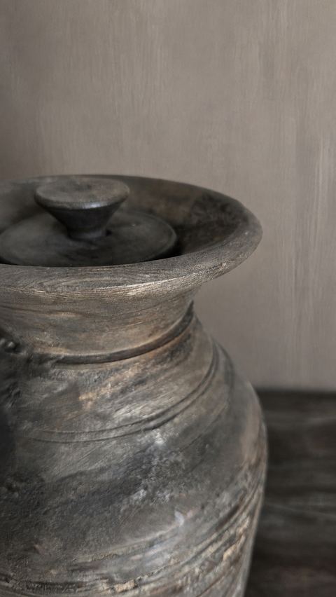 Authentieke houten pot met deksel, detail 2