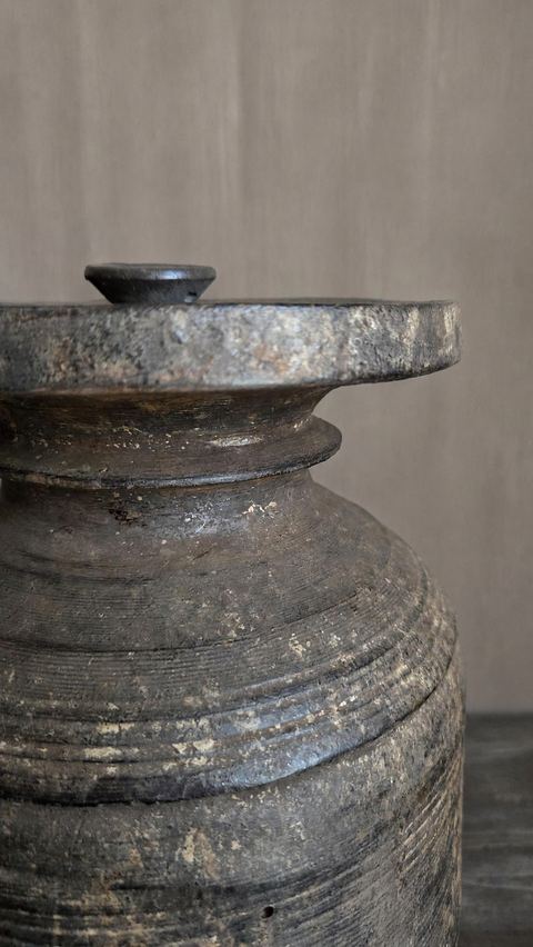 Authentieke houten pot met deksel, detail 2