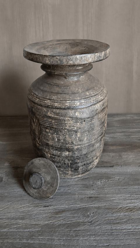 Authentieke houten pot met deksel, detail 3