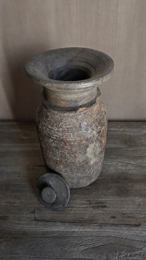 Authentieke houten pot met deksel, detail 2