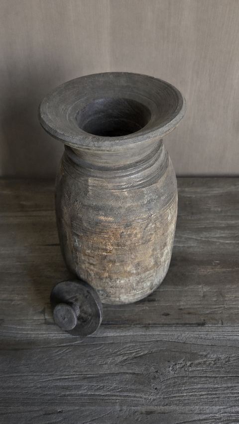 Authentieke houten pot met deksel, detail 2