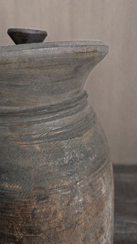 Authentieke houten pot met deksel, detail 3