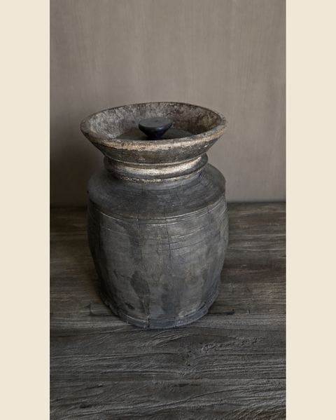Authentieke houten pot met deksel, Luksa, bij Mahieu&Merckx