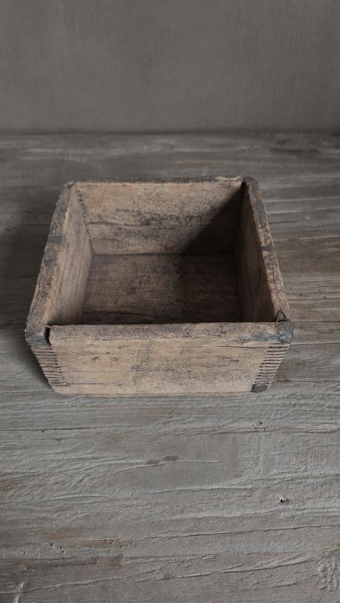 Oud Chinees houten rijstbakje, detail 3