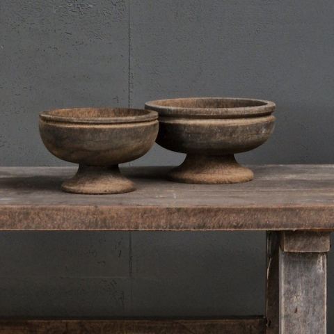Schaal Lestari op voet, detail 2