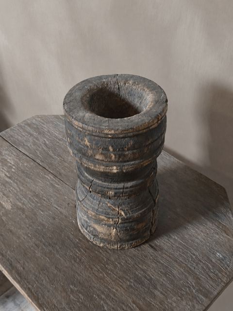 Rustieke houten vijzel met verweerde afwerking, detail 2