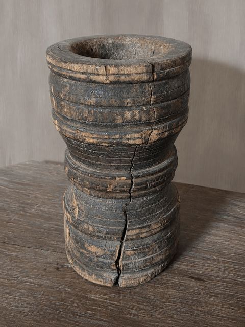 Rustieke houten vijzel met verweerde afwerking, detail 3