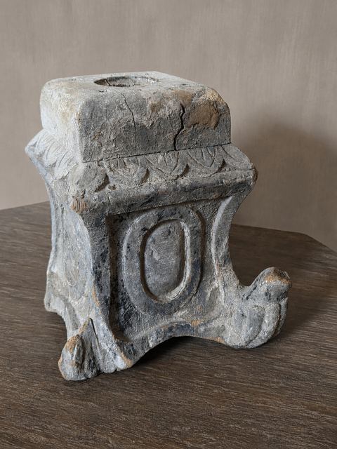 Verweerd houten ornament met decoratief reliëf, detail 2