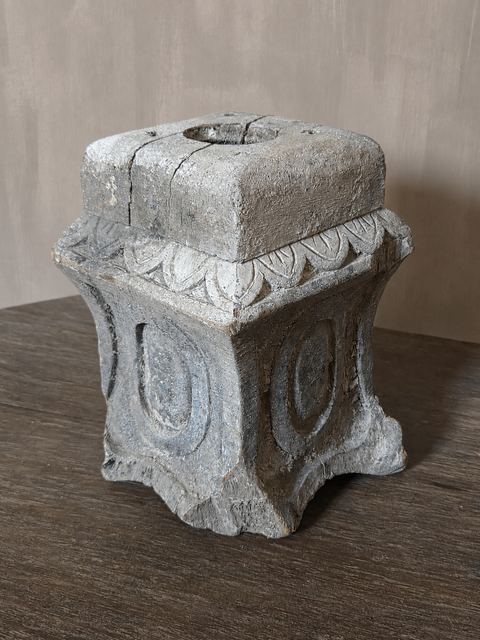 Verweerd houten ornament met decoratief reliëf, detail 3