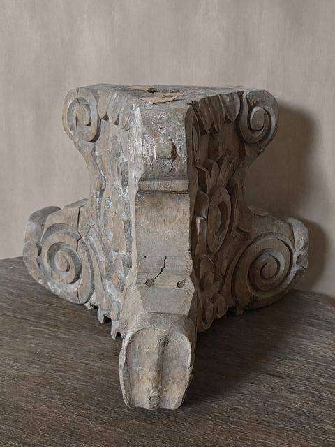 Houten ornament met handgesneden reliëf, detail 2