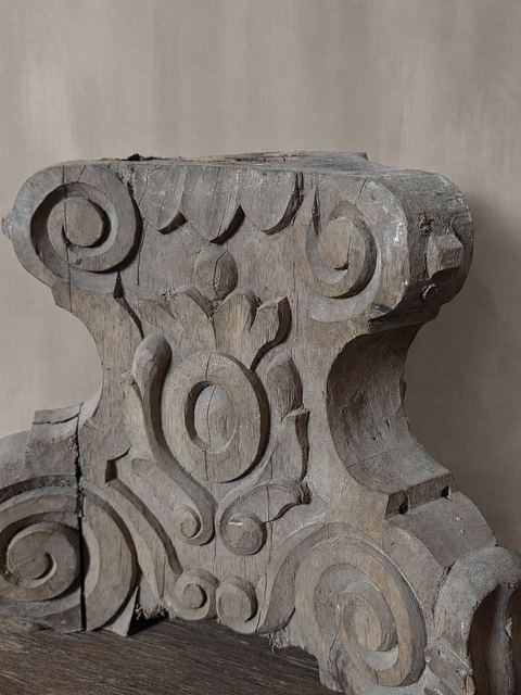 Houten ornament met handgesneden reliëf, detail 3