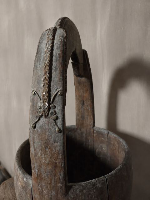 Antieke houten emmer met hoge draagbeugel, detail 2