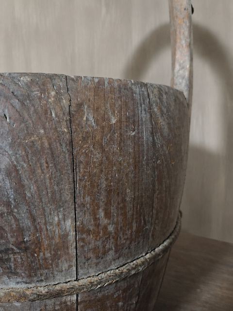Antieke houten emmer met hoge draagbeugel, detail 3