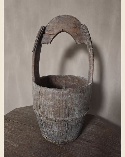 Antieke houten emmer met hoge draagbeugel, Atelierselectie, bij Mahieu&Merckx
